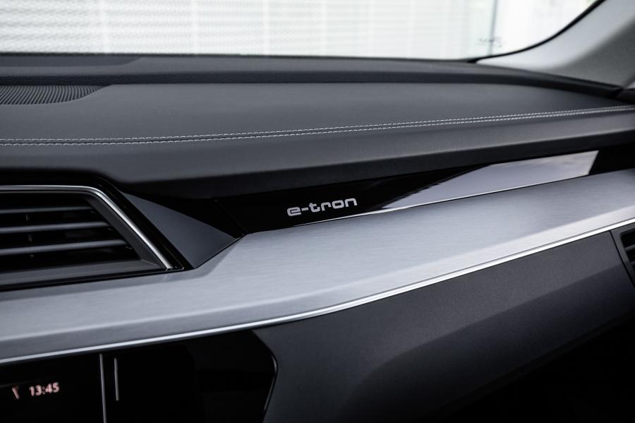 Детали интерьера Audi e-tron 55 Quattro 2019 года  (WW) (фото 187 из 452)